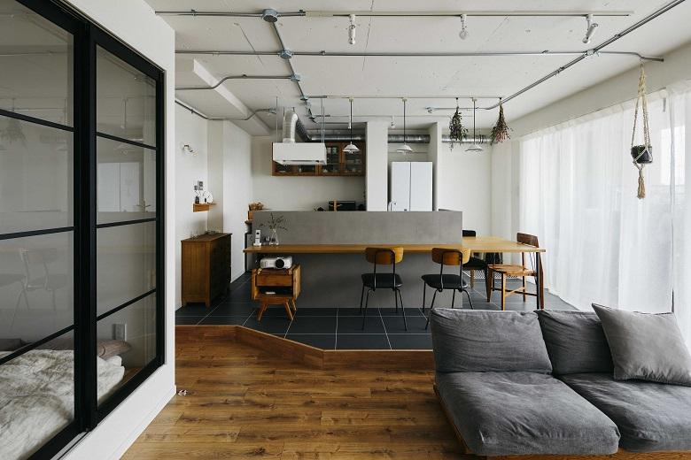 1つ1つの素材の質感やインテリアにこだわり、LDKを作り上げました。インダストリアルなデザインに統一するため、天井を躯体現しにしたりキッチンの腰壁にモルタル調の内装材を用いました。木材のナチュラルさが融合されたLDKは、かっこよさの中にも居心地の良さが生まれます。