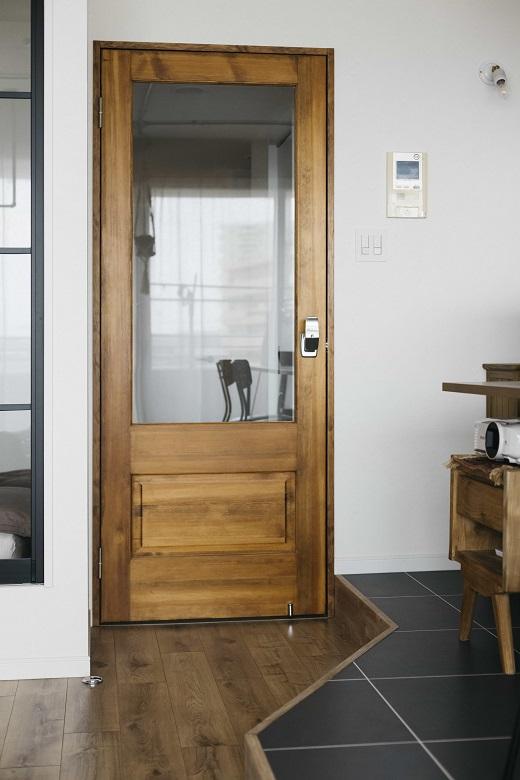 廊下へと繋がる扉はtoolboxのパイン材扉を塗装。ドアノブは「PUSH・PULL」の文字がかわいいワンタッチ式。