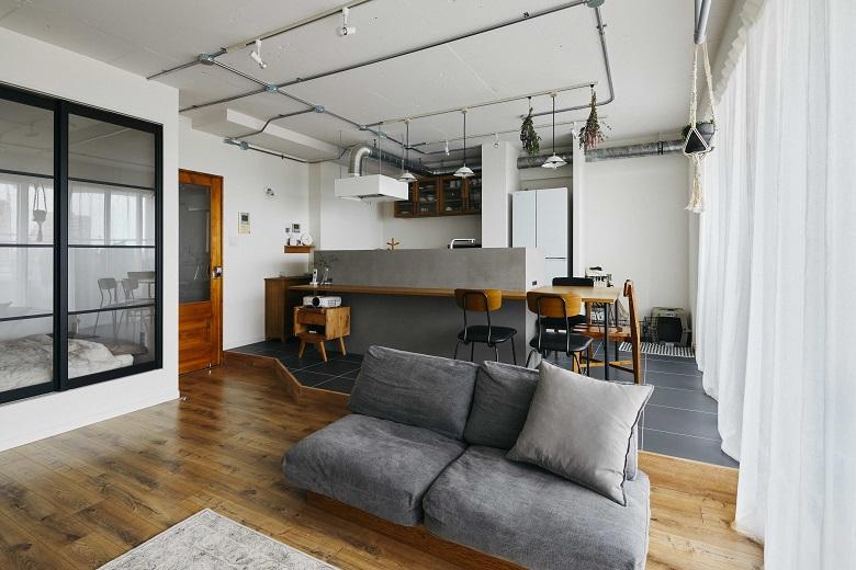 天井を躯体現しにすることで天井の高さを確保すると同時に、真っ白に塗装された天井を通るシルバーの鉄管がアクセントとなりました。