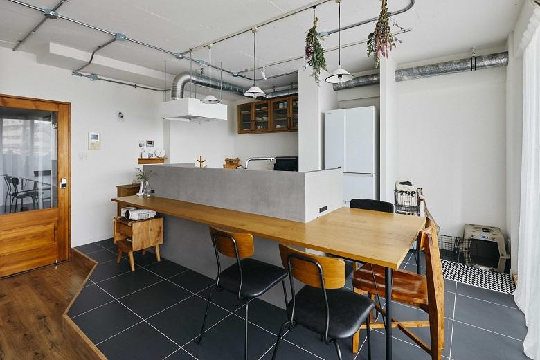 回遊性のあるキッチンは造作のダイニングテーブルで囲まれ、キッチンを中心に家族が集う場所になりました。