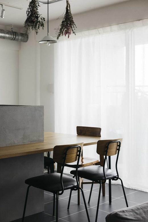 造作のダイニングテーブルは取手や脚のアイアンの黒色が空間を引き締めています。