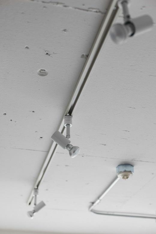 むき出しの照明がインダストリアルな雰囲気を強調しています。