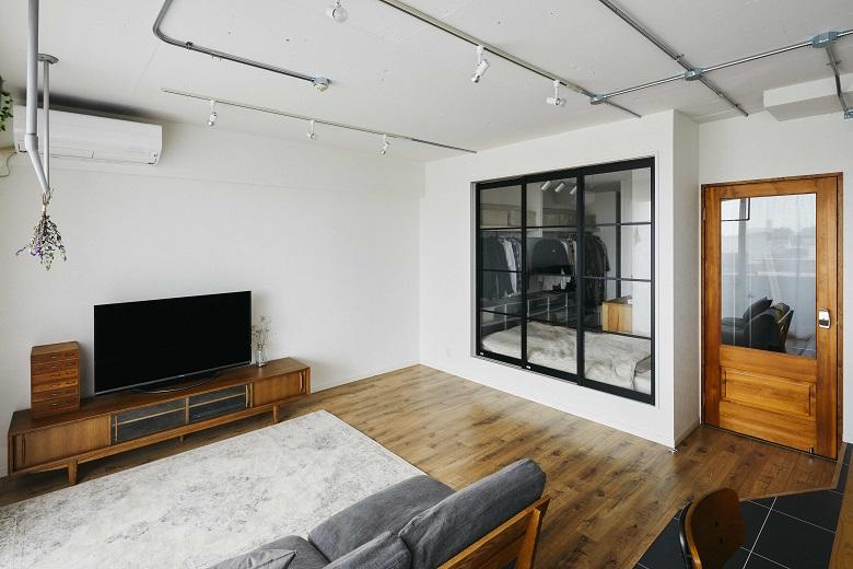 無機質な印象の鉄管と木材のナチュラル感。テイストの違う組み合わせがお互いを引き立たせます。