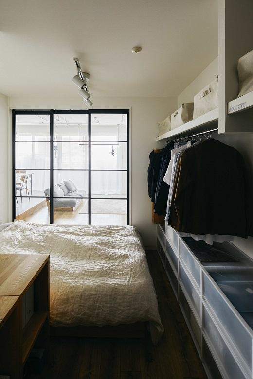 リビングと寝室の間は透明なガラス戸で仕切っているため、リビングの窓から注ぐ自然光を、寝室でも感じることが出来ます。