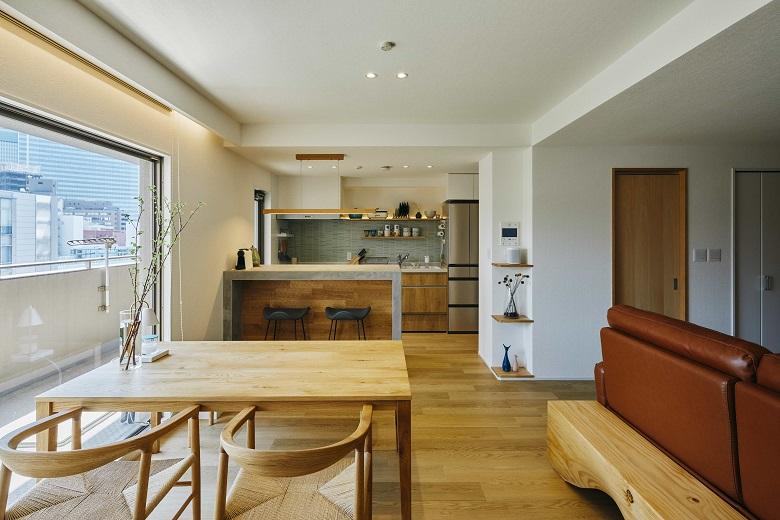 全体を造作の家具や建具と雰囲気を揃えることで、木の優しさを感じられるような自然な仕上がりになるようにしました。