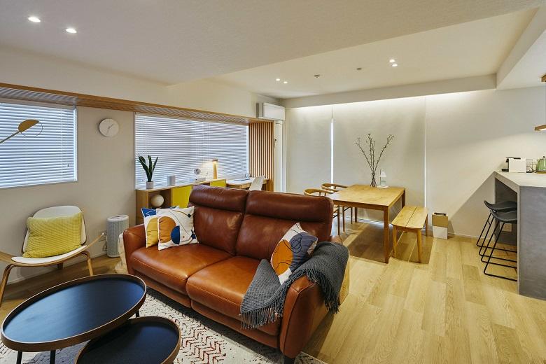 色使いを淡いグレーとナチュラルな木の色に限定することで、落ち着いた空間に。