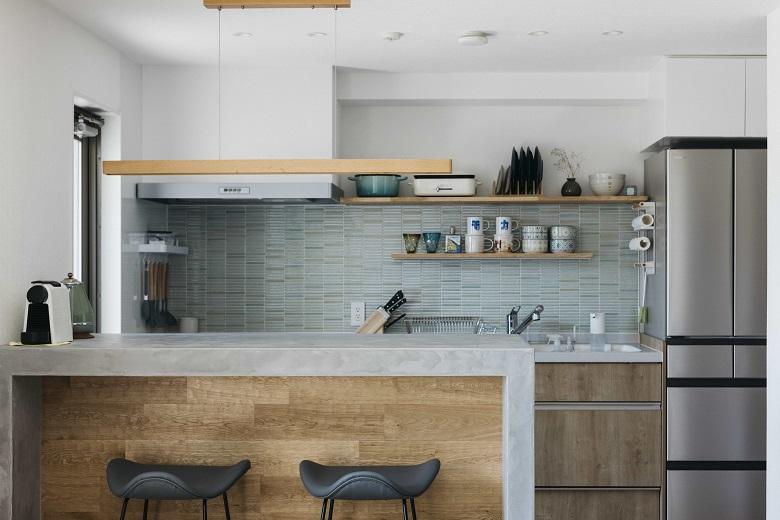 キッチンタイルはスリムな形の清潔感あるものを採用。お洒落なだけでなく、空間を広く見せる役割もあります。