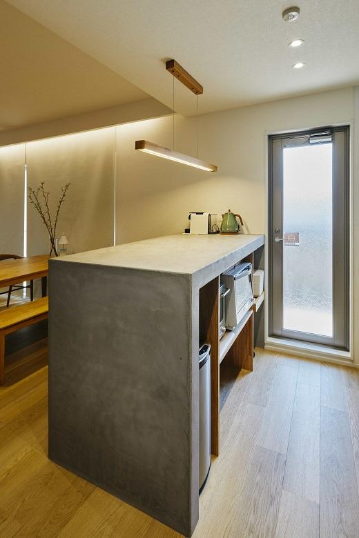 生活感が出やすいキッチンも造作カウンター下に収納することですっきりと片付きます。