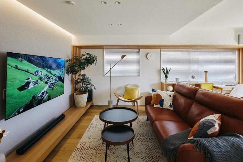 もともとLDK+和室だったところを1つの広々したLDKにリノベーション。TVまわりはスッキリ収納し、夜のリラックスタイムは間接照明でくつろぎ感を演出。