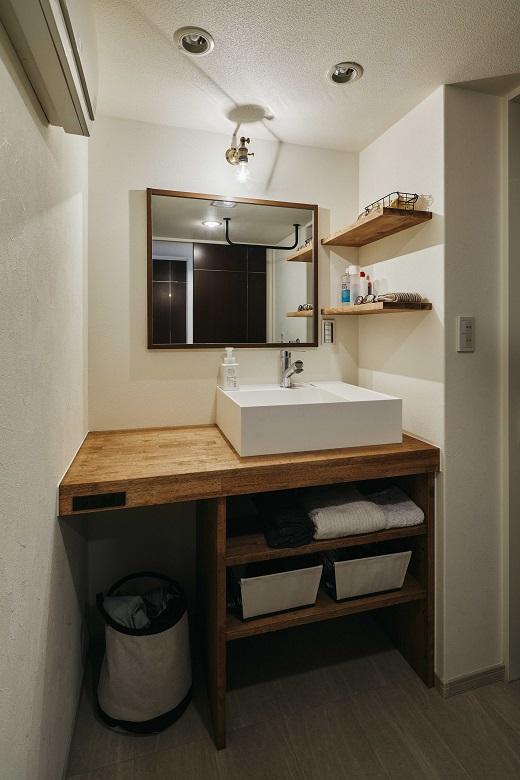 洗面ボウルはデザイン性も重視しつつ、ワンちゃんを洗えるように置き型で深さのあるものを選定しました。