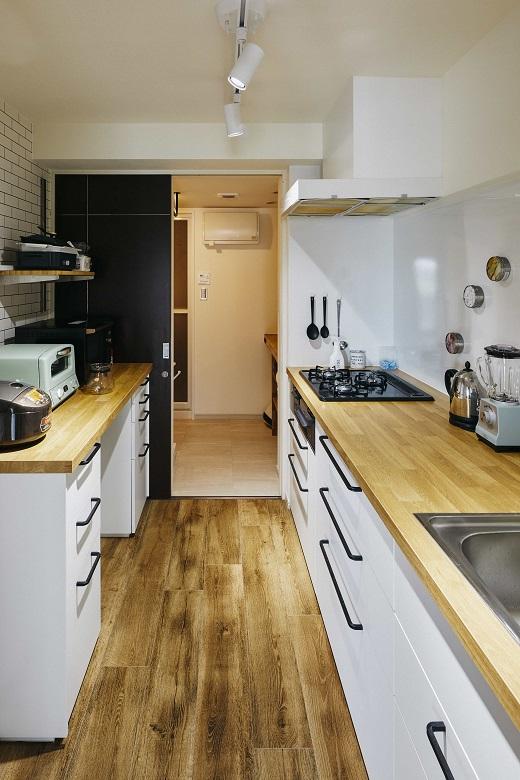 奥様こだわりのIKEAのキッチンは配水管が海外仕様だったため、別のシンクを後から組み立てました。