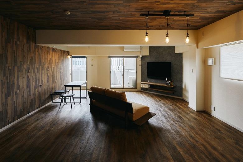 TVボードの背面に位置する壁面をセラミックコンクリートで塗装。たった一部分デザインを変えることで、空間の印象をランクアップしてくれます。