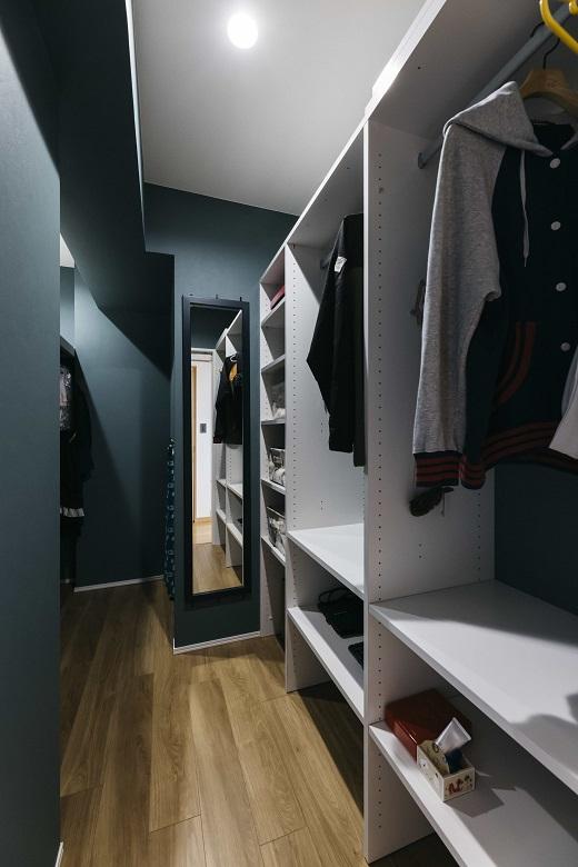 帰宅したら服をすぐ収納できるようにしたいというご要望から、玄関に隣接したところにファミリークロークとしてWICを設計しました。