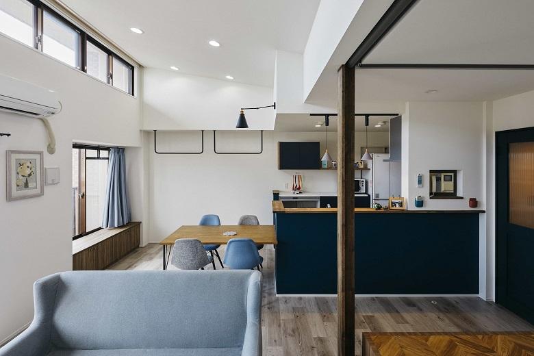 「西洋の雰囲気が好き」というご夫妻のために、明るい色味の床材と白い壁紙で清潔感のあるヨーロピアンなデザインを追求。