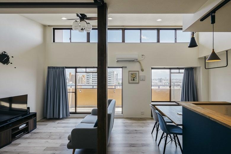マンション最上階の天井高を生かして開放的な空間に。