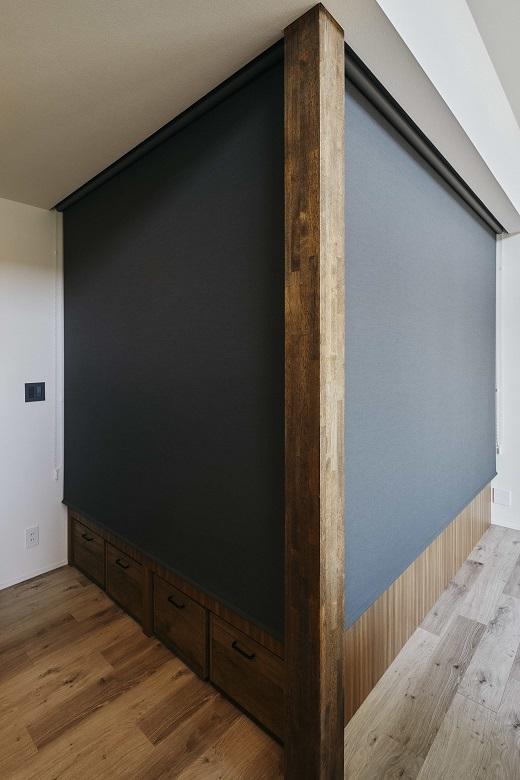 小上がりスペースはロールスクリーンを施しており、ご両親やご友人が泊まりに来た際、プライバシー性の高い客間として活用できます。小上がりスペースには収納を用意していますが、実はDIY好きなご主人様が収納BOXを手づくりされています。