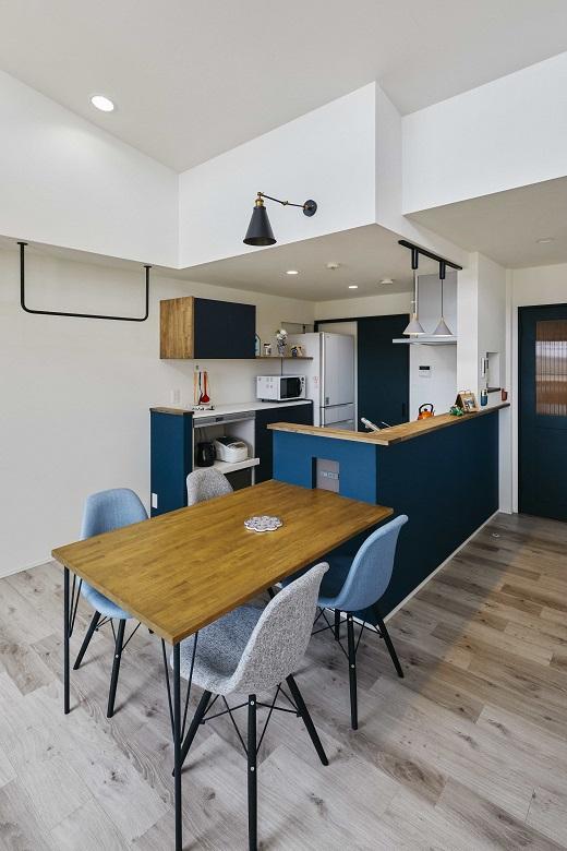 鮮やかなネイビーをあしらったキッチン。キッチンからは洗面脱衣所にもアクセスでき、家事動線も抜群。