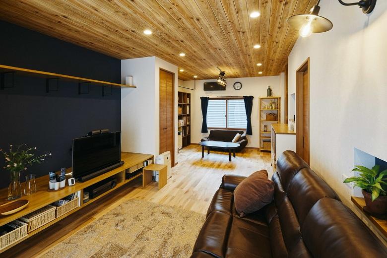 デザイン性にこだわるだけでなく、吹付断熱・内窓工事を行い、断熱性能を向上させました。