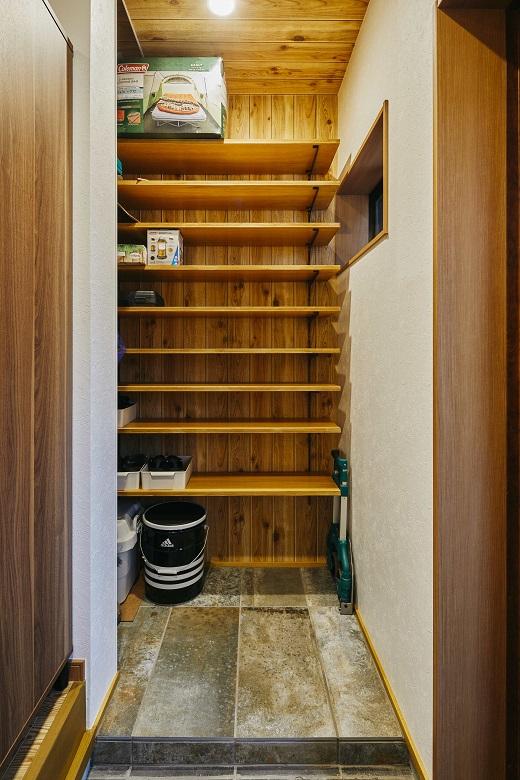 玄関から出入り可能なシューズクロークは、高い収納力で玄関をスッキリ保てます。