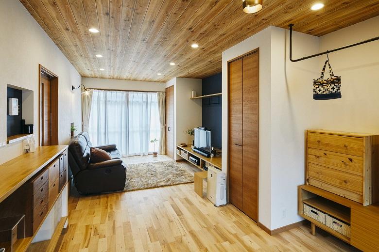 各所に木目柄を使用し、木のぬくもりを感じる、あたたかく落ち着いた空間に仕上げました。