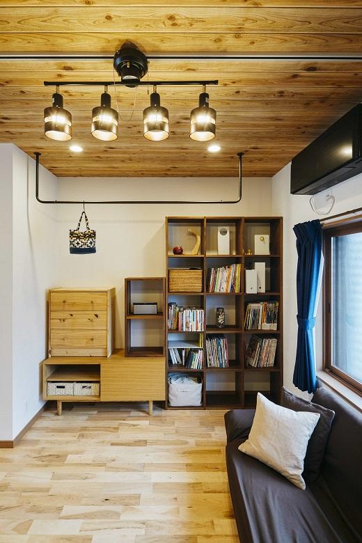 ダクトレールを活用した照明は、優しい木の雰囲気と調和しています。床はメープルの無垢フローリングを採用。