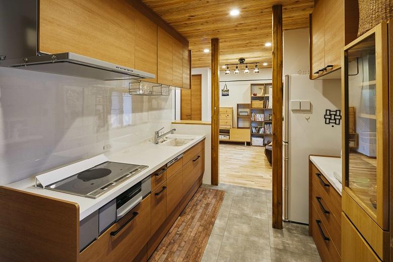 キッチンにはリビングダイニングとは異なる床材を採用し、空間を仕切りつつも、木目調でまとめたことでLDK全体に統一感をもたらしています。