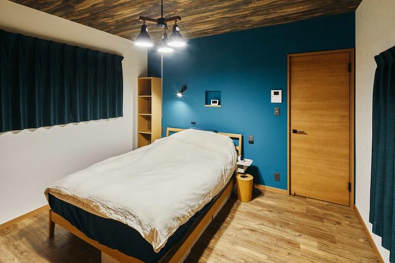 天井クロス・フローリングの切り替えがおしゃれな寝室。ブルーのアクセントウォールは部屋に落着きを与えます。