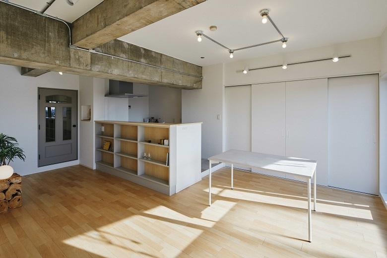 隠す収納と見せる収納の両方を上手く活用し、使い勝手と暮らしやすさが増したお住まいが完成。