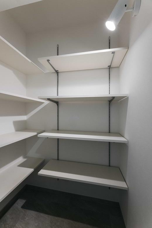 SICは、アウトドア用品からベビーカーなどの外用品が収納できる空間を確保。