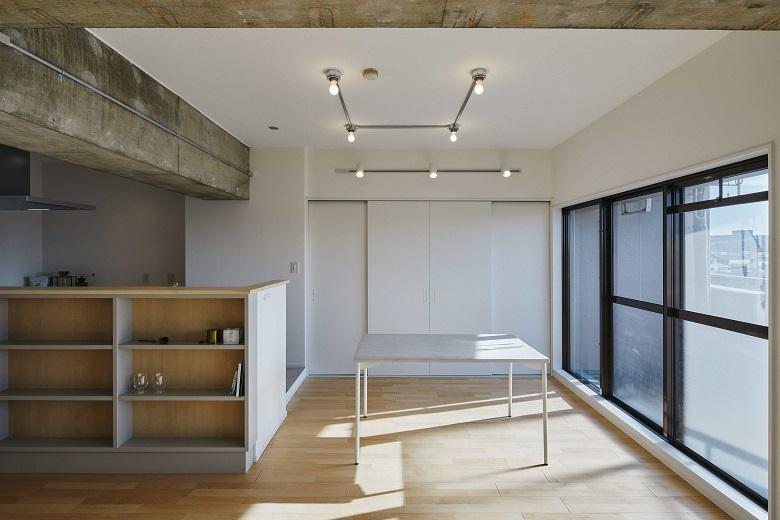 現しになった無塗装の梁が、空間にアクセントをそえています。