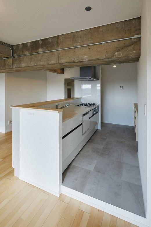 キッチンスペースとダイニングには少し段差をつけることで、メリハリが生まれると同時に緩やかに空間を仕切ります。