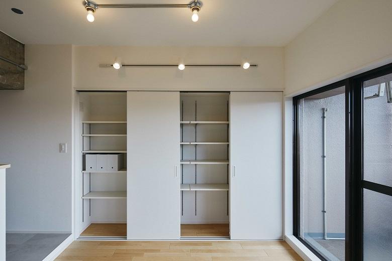 ダイニングの後ろには、扉付きの隠す収納を完備。