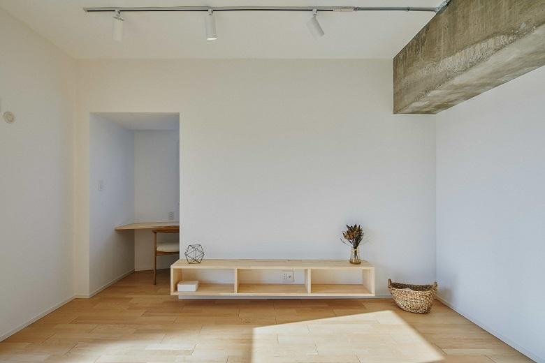 TVボードが置いてある壁の裏には、カウンターを設置しました。