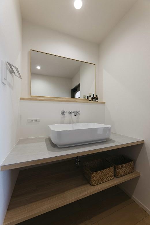 廊下に洗面台を設けることで、帰宅後すぐに手洗いやうがいを済ませられます。