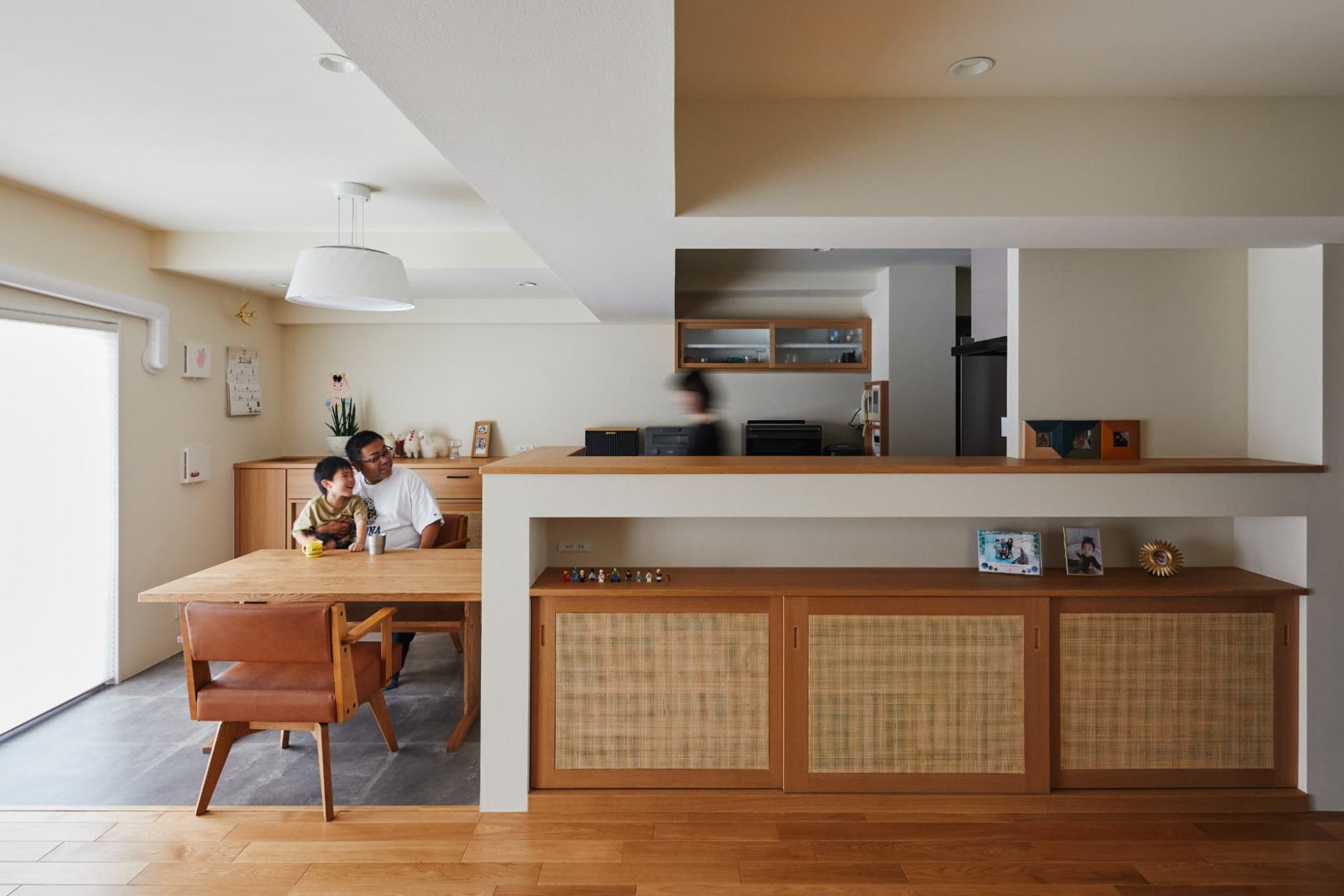 優しい風合いと温もりを感じながら、家族でのんびりした時間を過ごせる空間です。