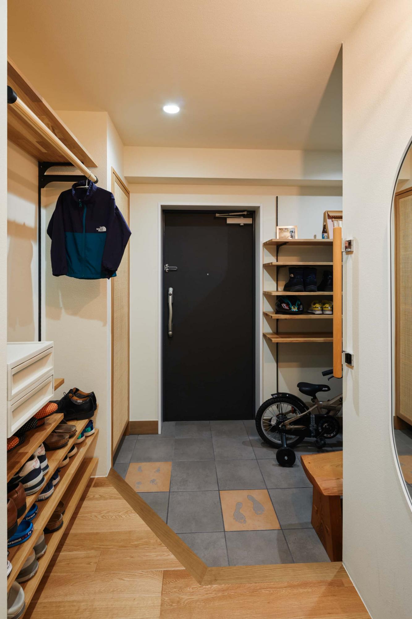 玄関土間はご主人様のゴルフバッグやアウトドア用品をたくさん収納できるように計画。可動棚なのでライフスタイルが変化したとき、自由にレイアウトを変更できます。