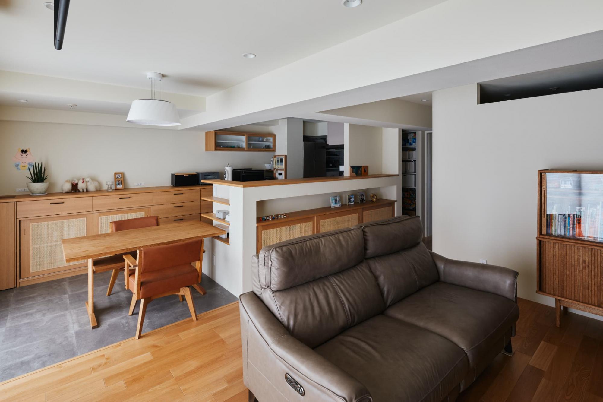 床材は無垢挽き板、壁と天井は調湿効果・消臭効果のあるオンザウォールという塗り壁を採用。