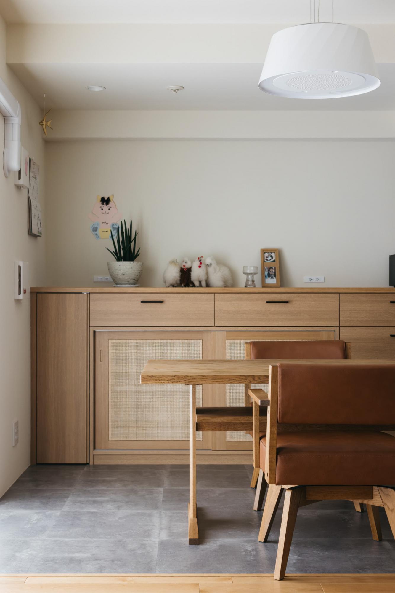 「くつろぎの時間を過ごす、家族団らんの家」のリビングダイニング