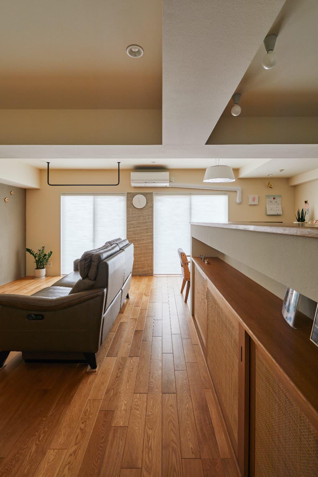 キッチン上部にはブラケットライトを。デザイン的にアクセントとなり、ダウンライトよりも照明の位置が低くなるので梁に光が当たることを防ぎます。