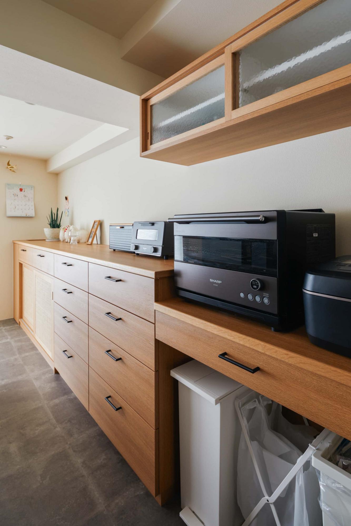 造作カップボードの面材は、木目調のメラミン材で製作。水にも強くメンテナンス性に優れているので、長く使い続けられます。