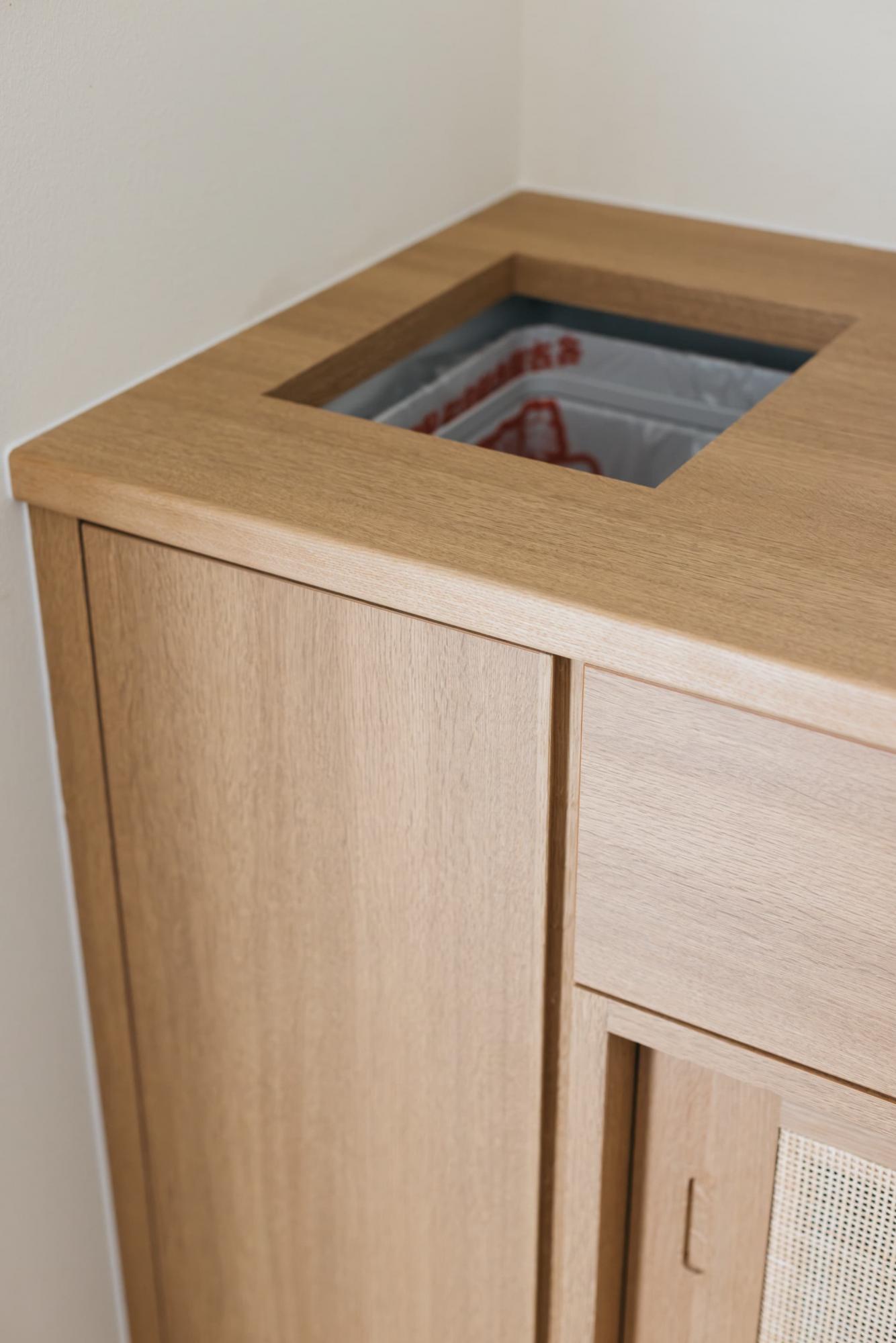 カップボードの一番端にはゴミ箱が隠されています。生活感が出ず、お子さまが倒してしまう心配もありません。