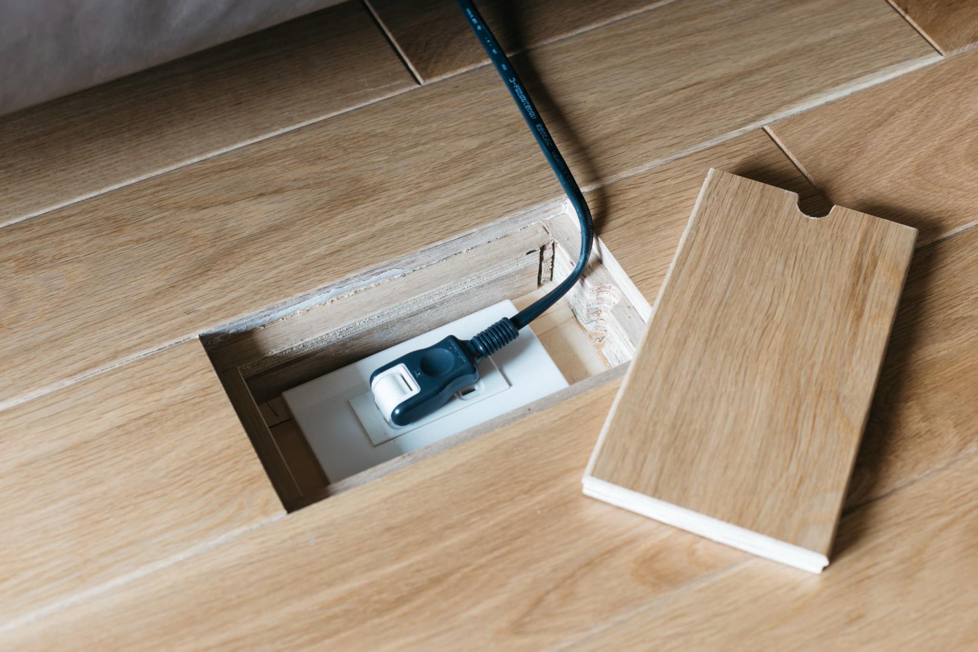 床下には隠しコンセントを設置。乱雑になりがちなコンセント廻りもスッキリ片付きます。