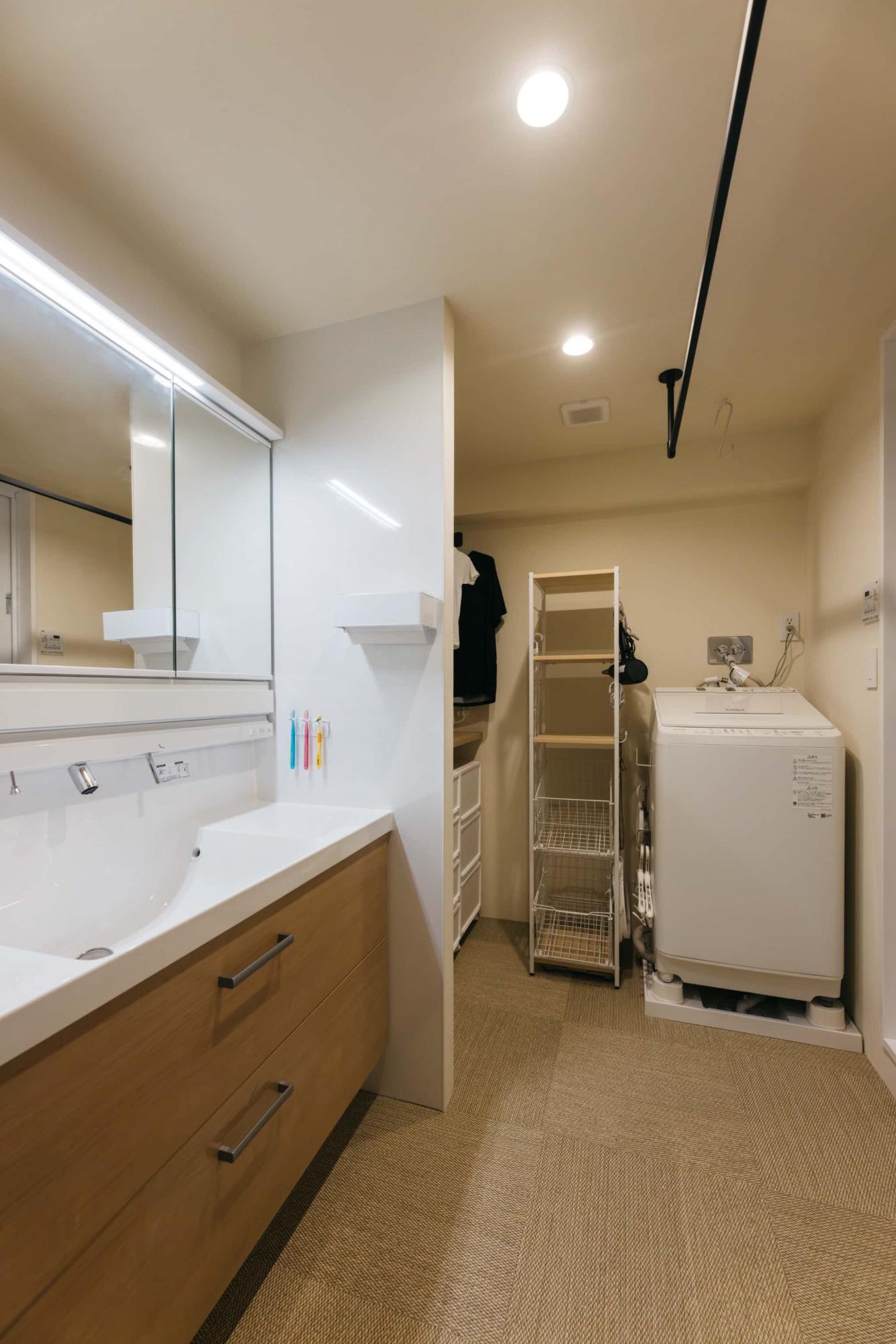 ココフロアという床材を採用した洗面脱衣室。足触りも心地よく、まるで銭湯に来たような気分を味わえます。