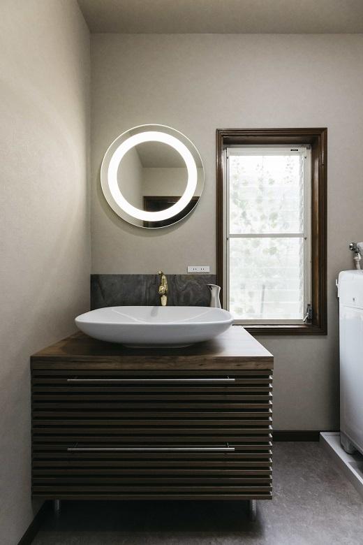 丸みのある置き型洗面ボウルは、洗練された印象を演出するだけでなく掃除しやすさも兼ね備えています。