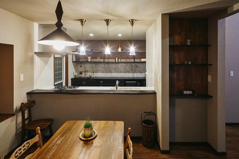 キッチンカウンターの笠木として使用した古材は、食事の配膳や片付けの際にも役立ちます。