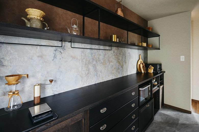 再利用した和箪笥の引き出しはレール式に取り換え、使い勝手さを向上しています。