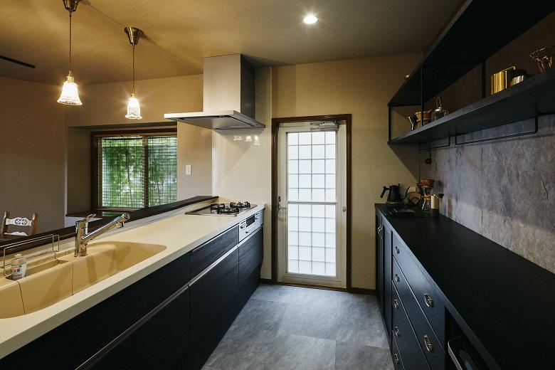 これまで使用していた古材や小物を活かしたカップボードとキッチンカウンターを造作し、日々の料理も一層楽しくなります。