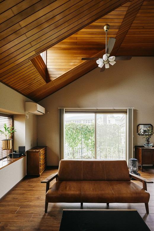 お気に入りのアンティーク家具が映える居心地の良いリビング。