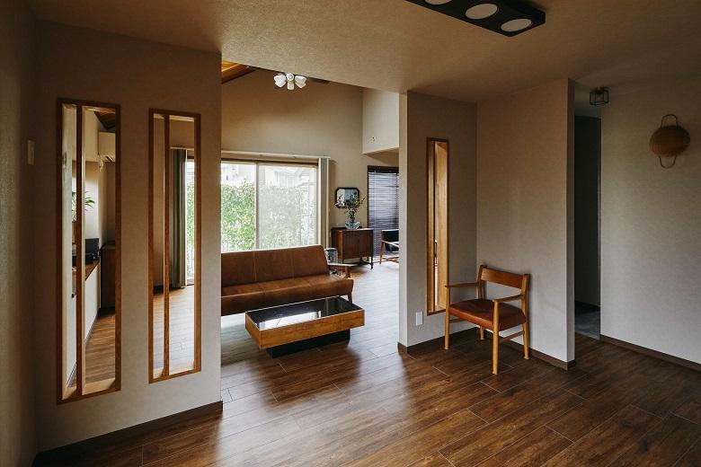 造作の窓枠は、空間に広がりを感じられるように縦ラインを施しました。