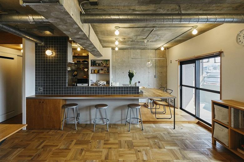 コンクリート打ちっぱなしの内装に、普段住宅には使わなさそうな無骨なデザインのアイテムを組み合わせました。施主様こだわりのタイルは空間のアクセントに。